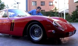 Mannens Ferrari blir stulen framför ögonen på honom