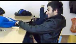 I Sverige får man inte ha mobiltelefoner i klassrummet.. Men i ryssland!