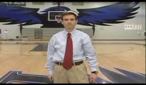 Reporter rapporterar om ett omöjligt basketkast. Gör det själv!