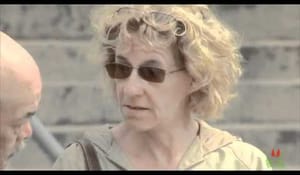 Kul prank med ryggsäck och turister