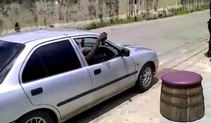 Smidig afrikan på att ta sig in i bilen