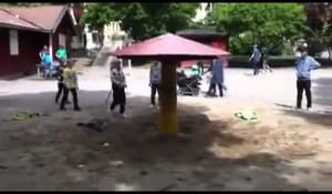 Idiot-ungar leker på ett puckat sätt.. 