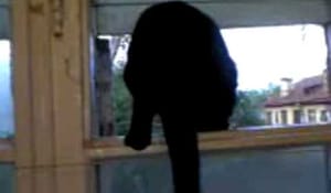 Katt som försöker skälla som en hund