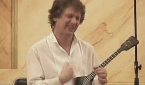 Ryss med talang för ett udda gitarr-liknande instrument (balalaika)