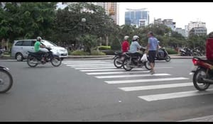 Att gå över gatan i Vietnam