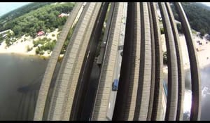 Sjuka ungar från Ryssland som klättrar en bro.